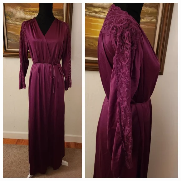 Vintage 1960s Maidenform Lace Accented Robe